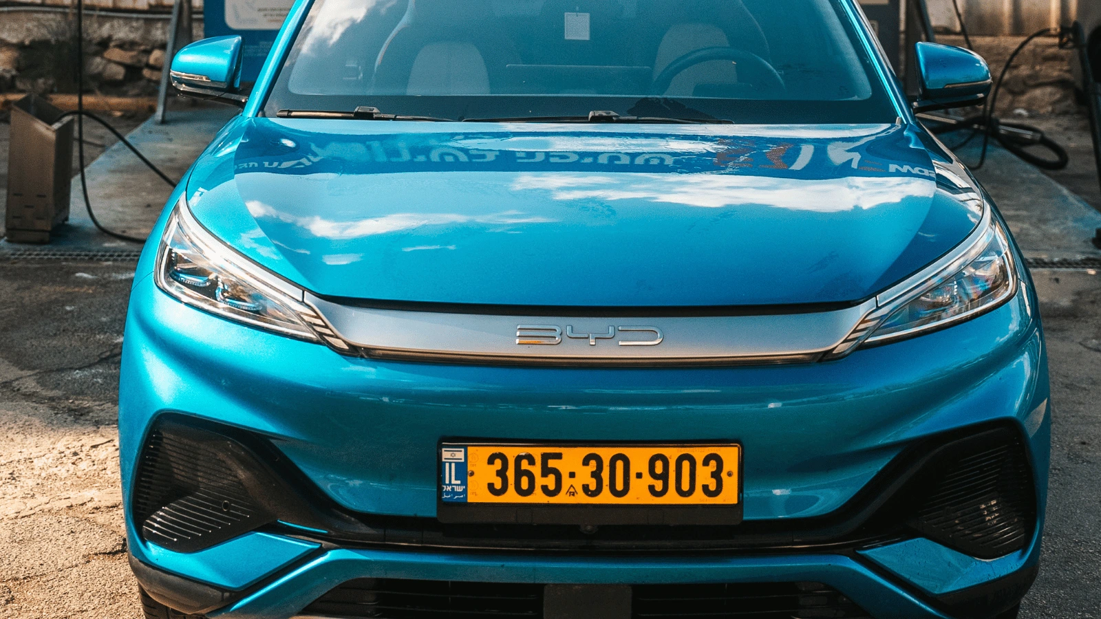 אותו רכב נקי ומבריק אחרי שטיפה בשירות עצמי ב-EZwash