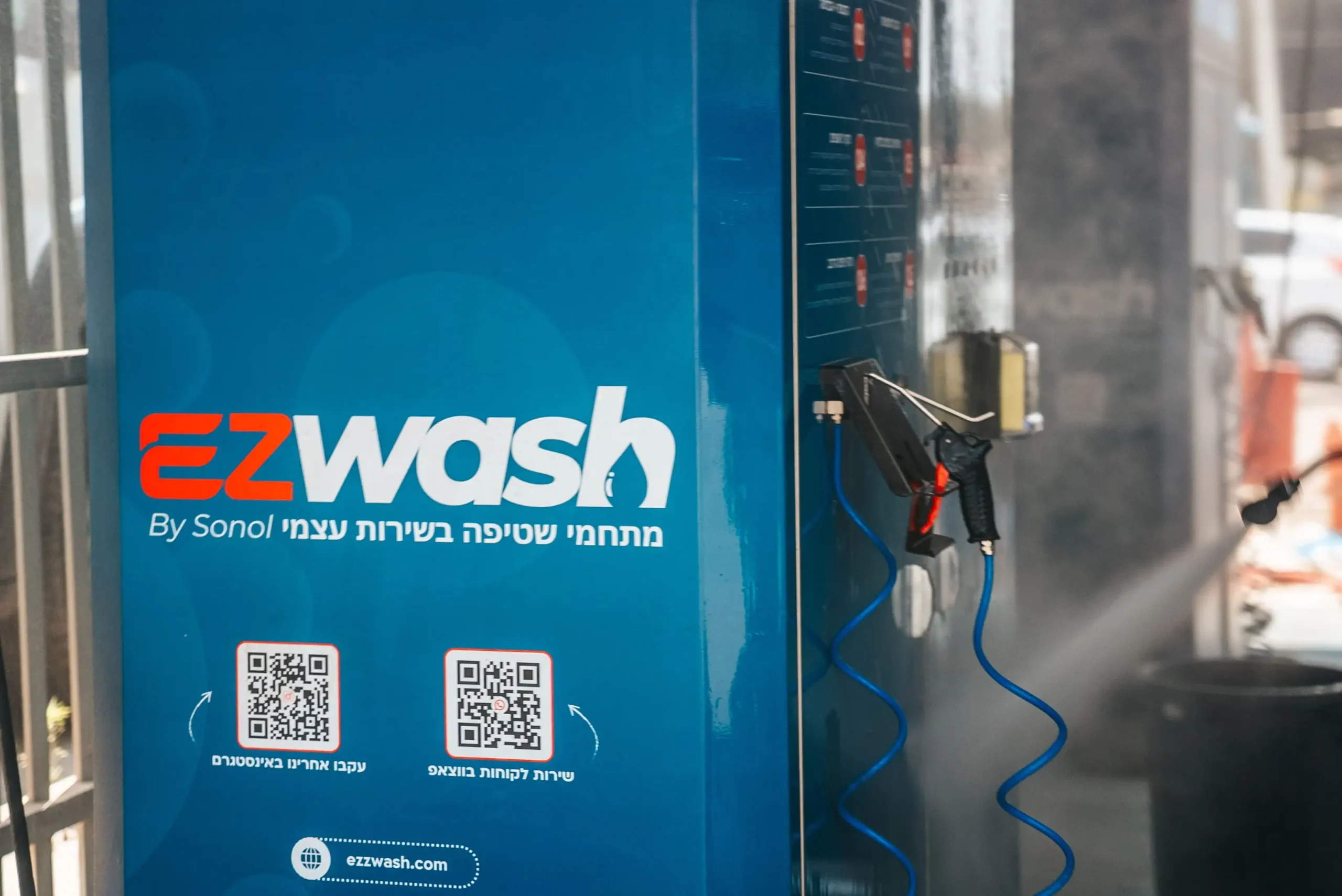 רכב מכוסה בקצף פעיל במתחם EZwash בחיפה