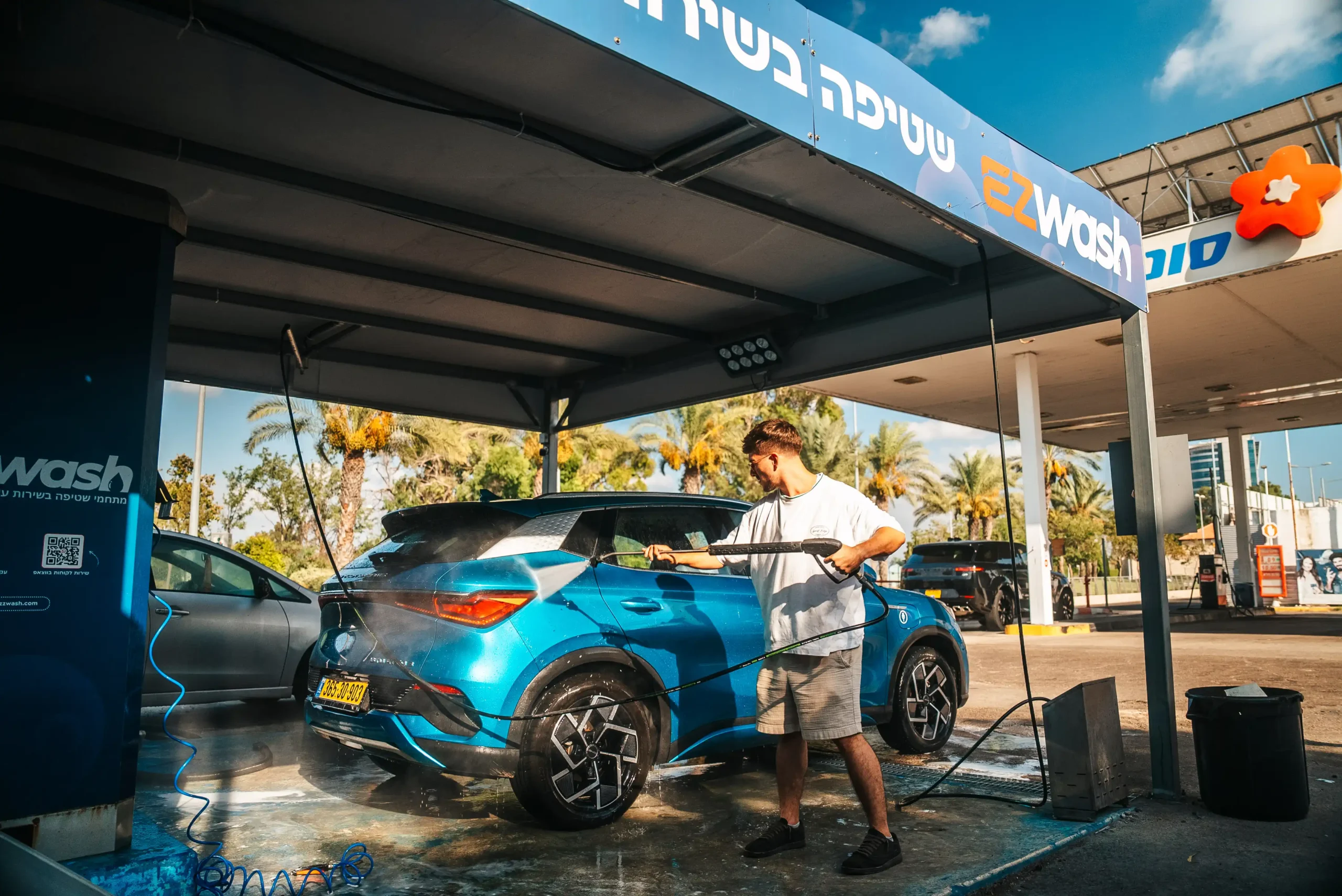 רכב במתחם שטיפה בשירות עצמי של EZwash